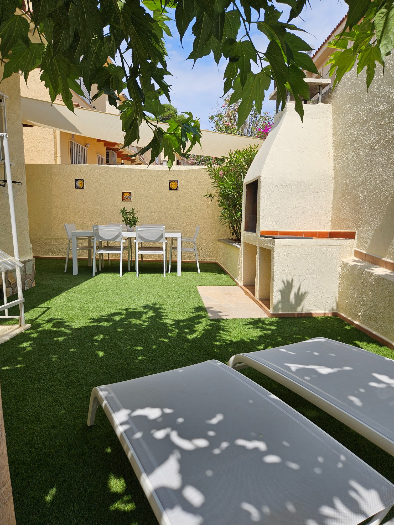 Zona de relax con tumbonas y sombra natural