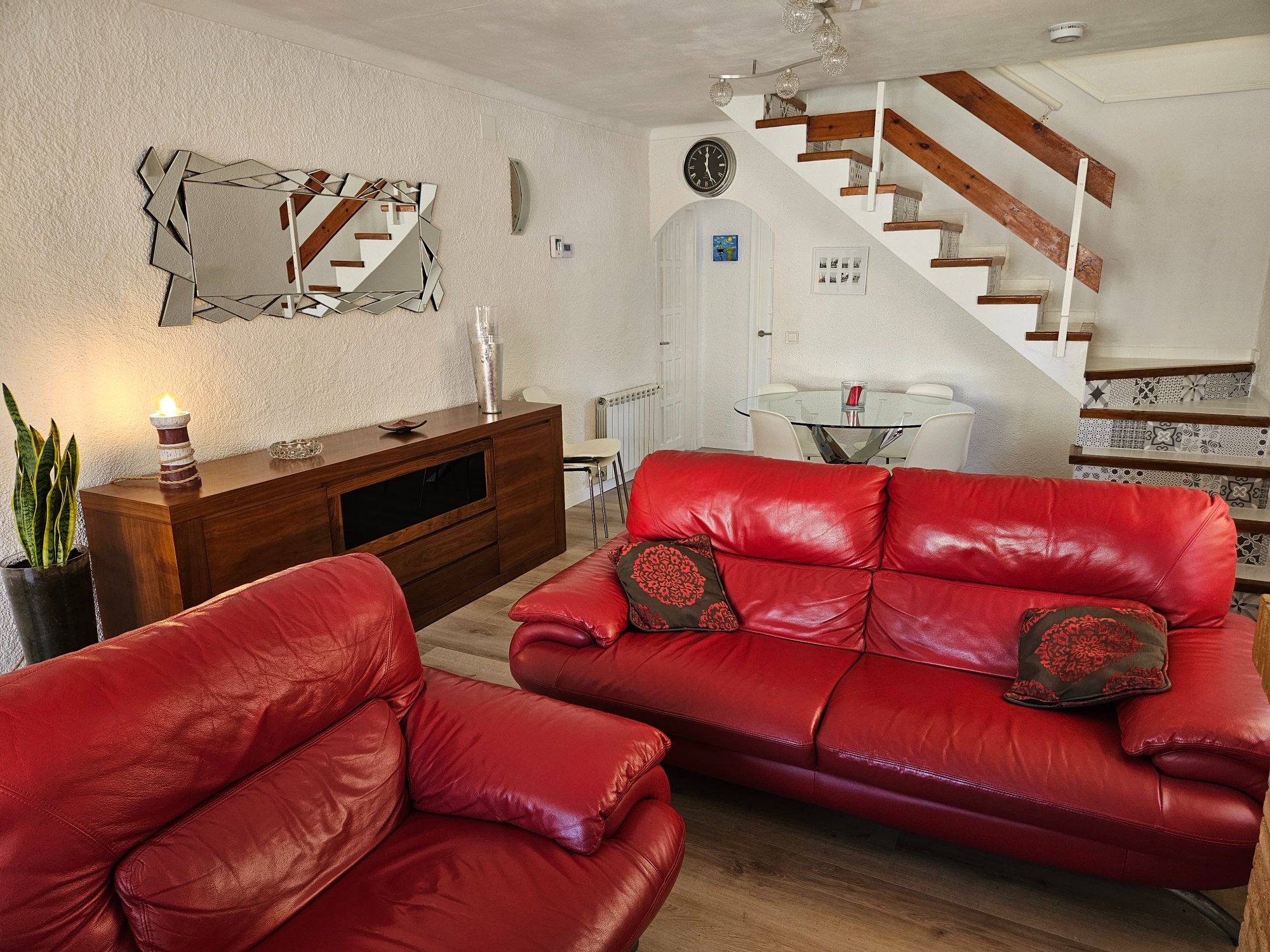 Sala de estar con sofás de cuero